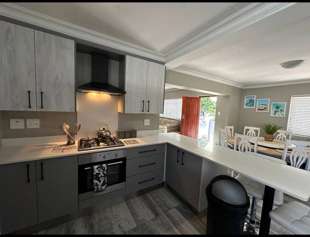7 BEDROOM HOUSE FOR SALE IN HARTENBOS CENTRAL
